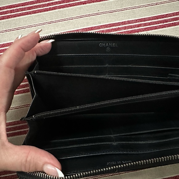 Chanel patent leather zip around wallet - Picture 6 of 9